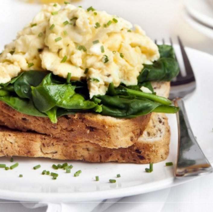 Low Carb Rezepte: Rührei auf Blattspinat und Vollkorntoast