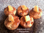 Illatos citrusos túrós muffin, narancs darabokkal és narancslekvárral a tetején.