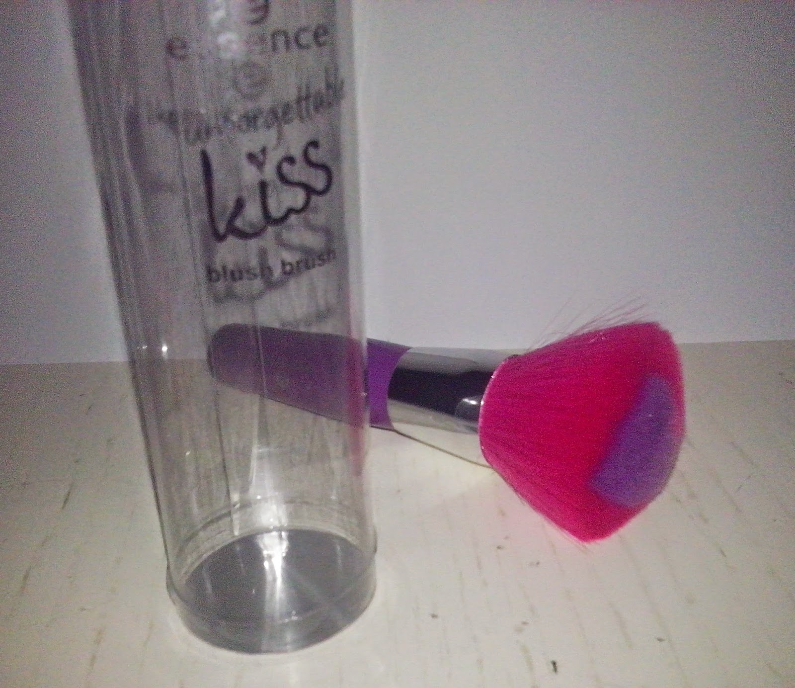 essence-hugs-and-kisses-limited-edition-blush-brush-picture