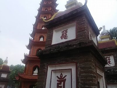 ハノイの鎮国寺 鎮国寺の仏塔と墓塔