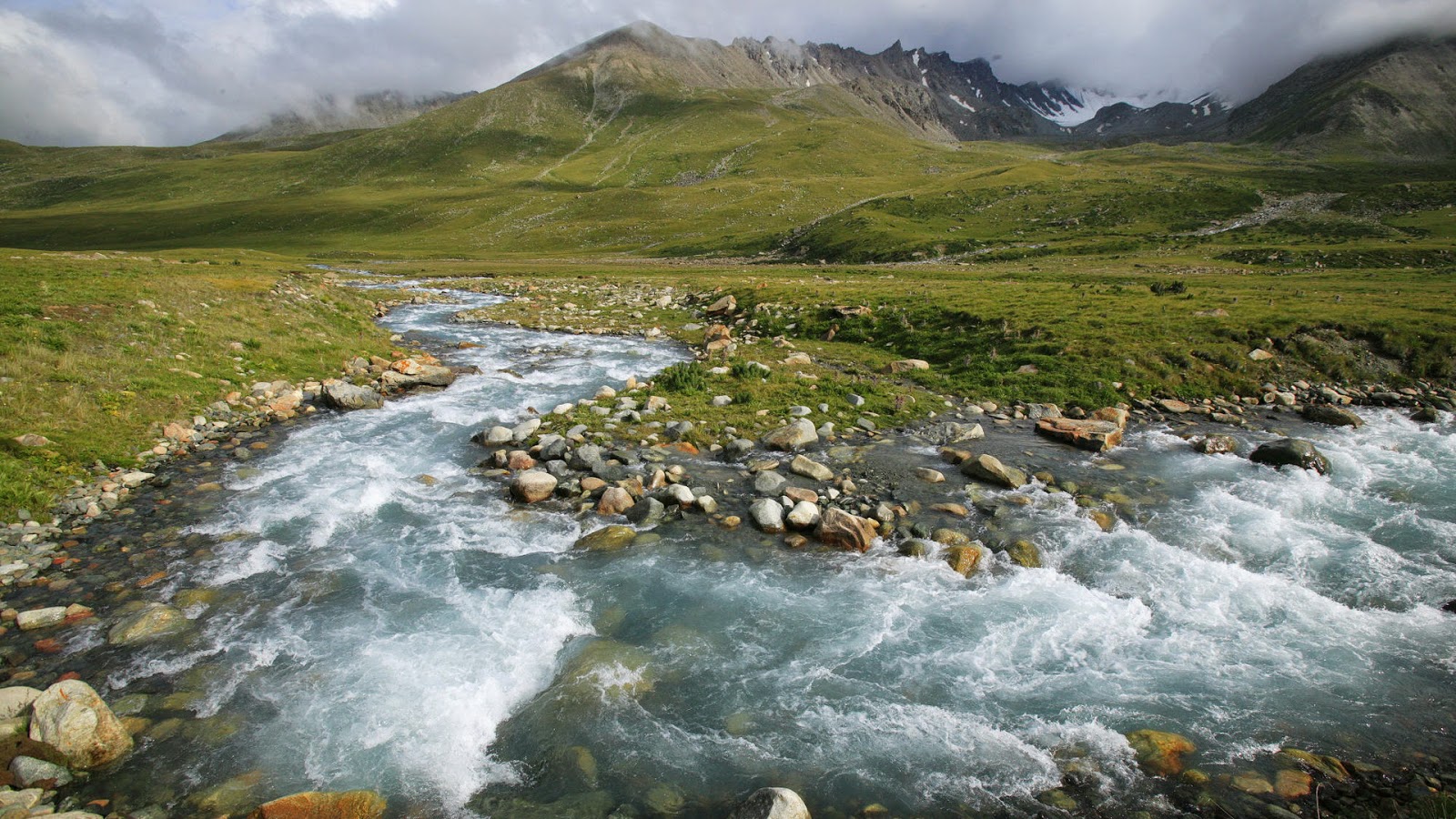 Bergriviertje met veel stenen Wallpaper met rivier met stenen