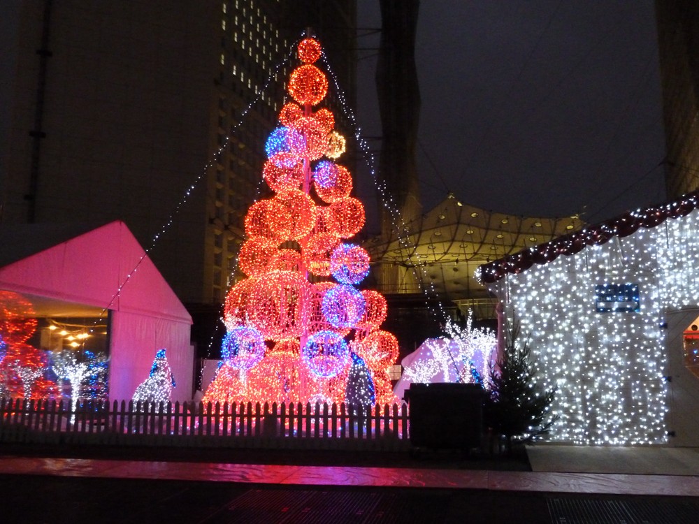 PARIS LA DEFENSE: Village de Noël 2016 - Parvis de La Défense