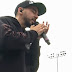 Mike Shinoda toca 'In The End' em tributo a Chester durante show solo; assista