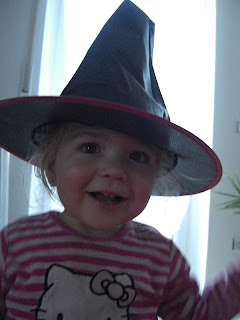 Virginia mit ihrem neuen Hexenhut vom Hexenkostüm Halloween Fasching
