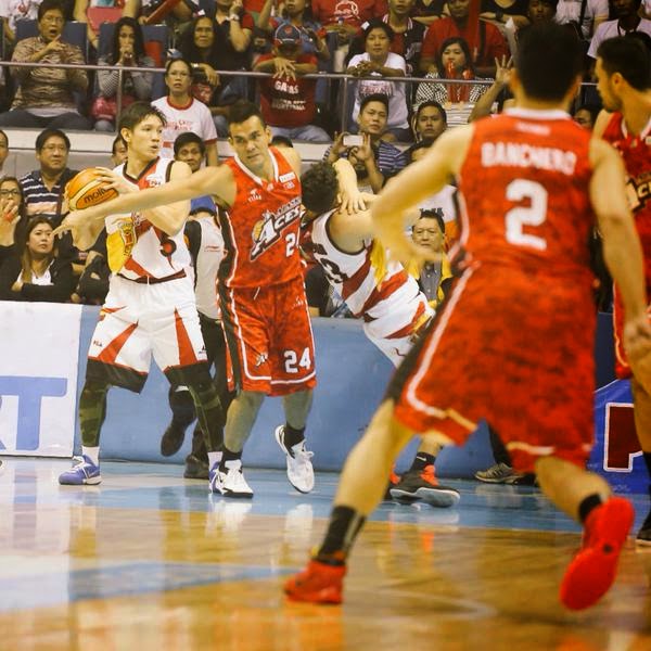 VIDEO Alaska forward Vic Manuel chokes SMB's David Semerad in PBA