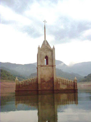 Hermosa iglesias sumergida en un lago Hermosa iglesias sumergida en un lago