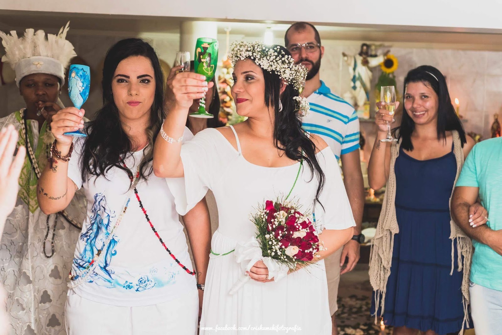 Fotos de casamento entre lésbicas em terreiro viraliza na web