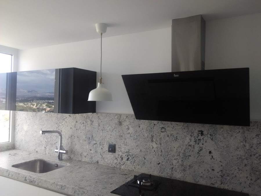 cocina-blanca-con-granito-gris-cce
