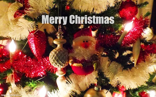 Kerstboom, brandende kerstverlichting, kerstman, kerstballen en rode en witte slingers