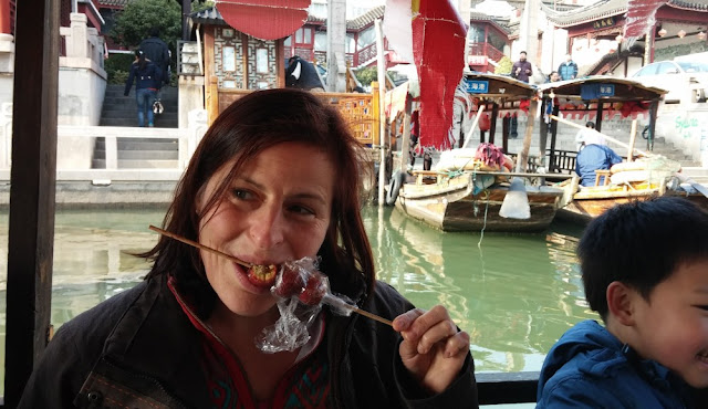 Qibao - Barbara auf dem Boot mit kleinem Snack Qibao - Barbara auf dem Boot mit kleinem Snack