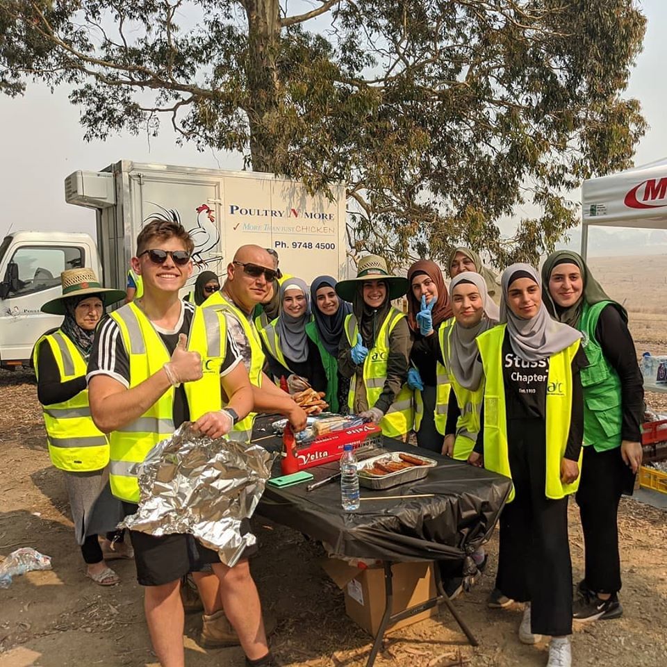 Muslim Women Traveled For Four Hours To Cook Meals For 150 Australian Firefighters Muslim Women Traveled For Four Hours To Cook Meals For 150 Australian Firefighters