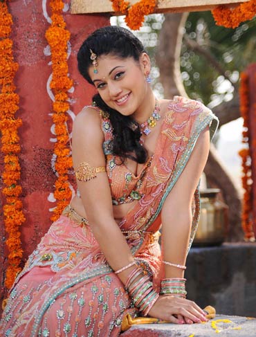 Tamil actress Taapsee Pannu Pictures in Saree