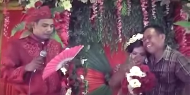 Lantaran Masih Cinta, Pria Ini `Baper` Ketika Menghadiri Pernikahan Mantan! Berikut Videonya Lantaran Masih Cinta, Pria Ini `Baper` Ketika Menghadiri Pernikahan Mantan! Berikut Videonya