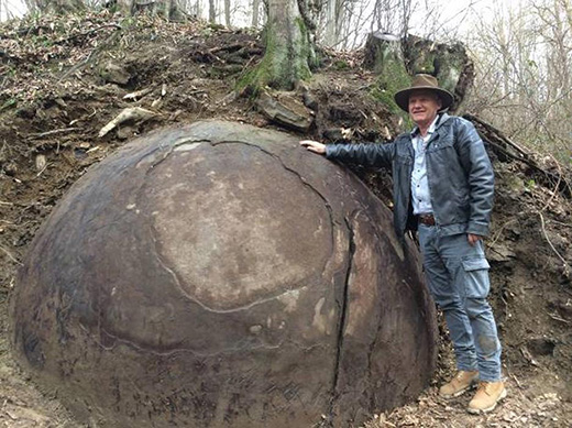Esfera de piedra gigante descubierto en Bosnia es la evidencia de una avanzada civilización perdida Europea Giant-Stone-Sphere
