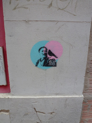"blue and red" - oder "lieber den Vogel auf der Schulter, als..." - Stencil in Saragossa, Spanien 