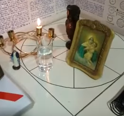 santuario a la virgen maria con diferentes elementos ocultistas y de brujería