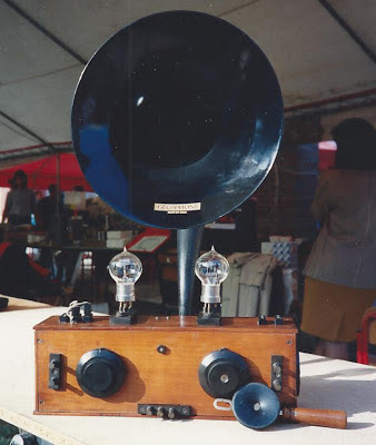 Prototipo radio autocostruita a due valvole esterne, dotato di altoparlante a tromba Marca: Gecophon con la sua monocuffia da mano Anni '20