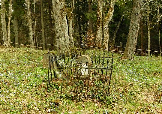 Nagrobek rodzeństwa o nazwisku Kirr z 1908 roku. Nagrobek rodzeństwa o nazwisku Kirr z 1908 roku.