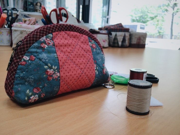 Quilted Zippered Cosmetic Bag Tutorial.