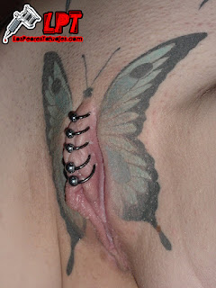 tatuaje de mariposa en el coño con piercings