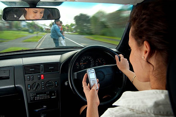 Menggunakan Smartphone Saat Mengemudi Menggunakan Smartphone Saat Mengemudi