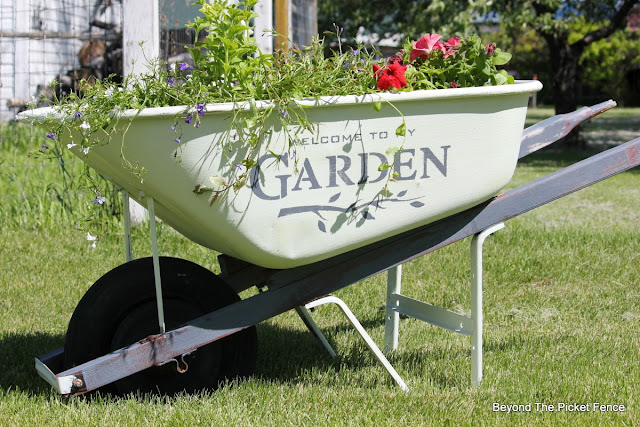 junky garden, old wheelbarrow, stencil, welcome to the garden, fusion mineral paint, http://bec4-beyondthepicketfence.blogspot.com/2016/05/welcome-to-my-gardenstencil-paint.html