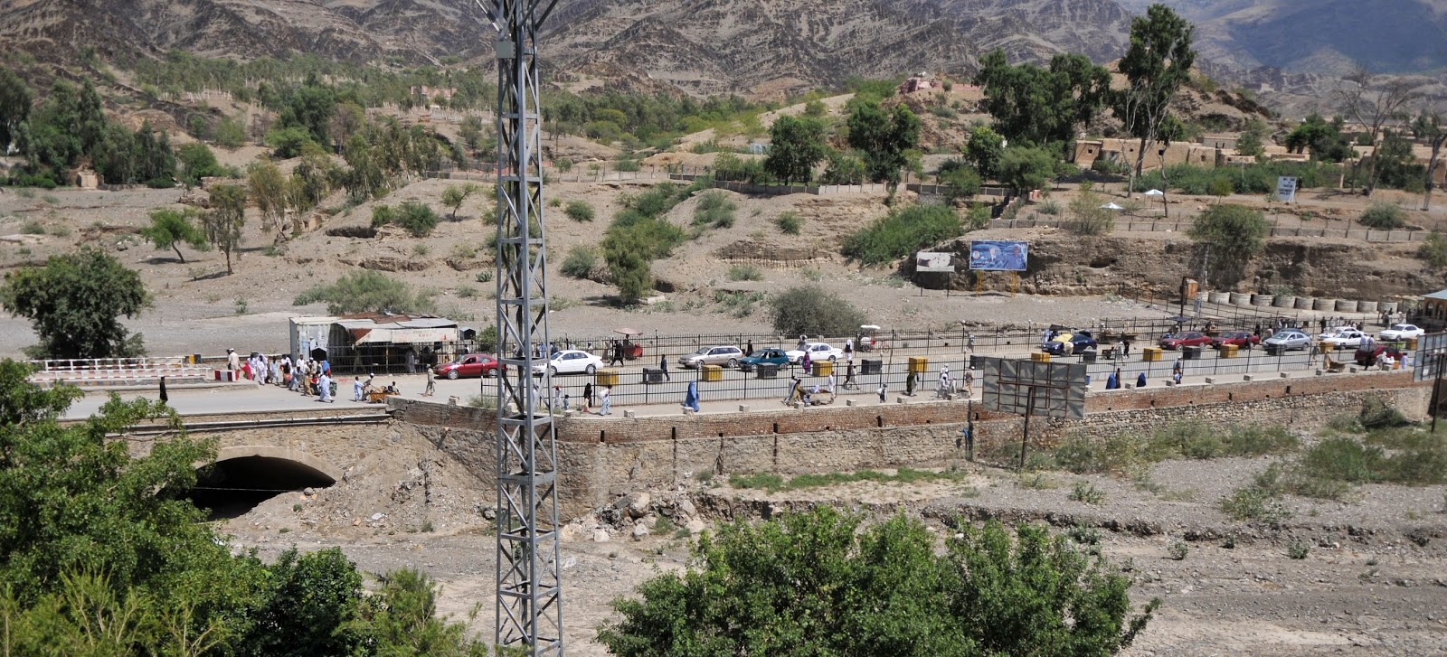 10 Amazing Border between Countries | The border between Afghanistan and Pakistan, at Torkham Gate 10 Amazing Border between Countries | The border between Afghanistan and Pakistan, at Torkham Gate