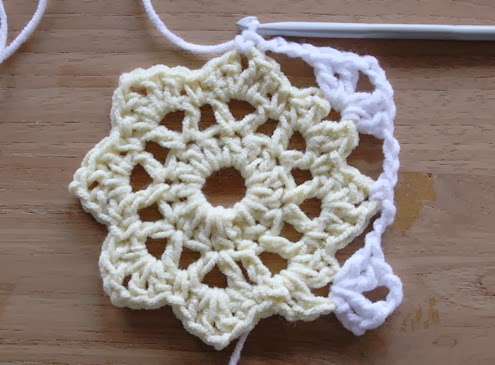 Crochet blanket: flowers in squares, free pattern | Happy in Red Crochet blanket: flowers in squares, free pattern | Happy in Red