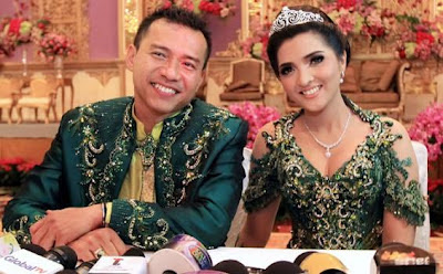 Model Kebaya Ferry Sunarto Modern Terbaru Model Kebaya Ferry Sunarto Modern Terbaru