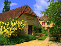 Visit the Dordogne - Click on the photo to visit our 4 star French holiday cottages in Les Eyzies.
