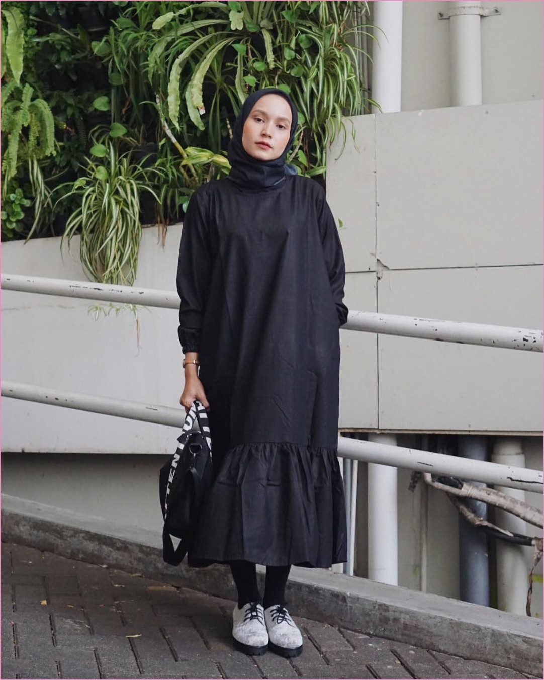 Outfit Baju Tunic Untuk Hijabers Ala Selebgram 2018 baju tunic hitam hand bag tote bag legging lace ups flatshoes kets putih kerudung segiempat hijab square jam tangan ootd trendy kekinian gelang emas pohon daun Outfit Baju Tunic Untuk Hijabers Ala Selebgram 2018 baju tunic hitam hand bag tote bag legging lace ups flatshoes kets putih kerudung segiempat hijab square jam tangan ootd trendy kekinian gelang emas pohon daun