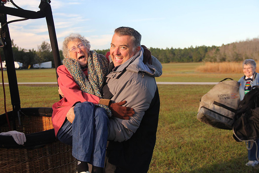 90-Year-Old With Cancer Chooses Epic Road Trip With Family Instead Of Treatment - But wherever she goes, she always has a smile