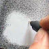 Elle passe 70 heures à faire des points sur cette feuille, lorsque la caméra dézoome, je suis sans mots!