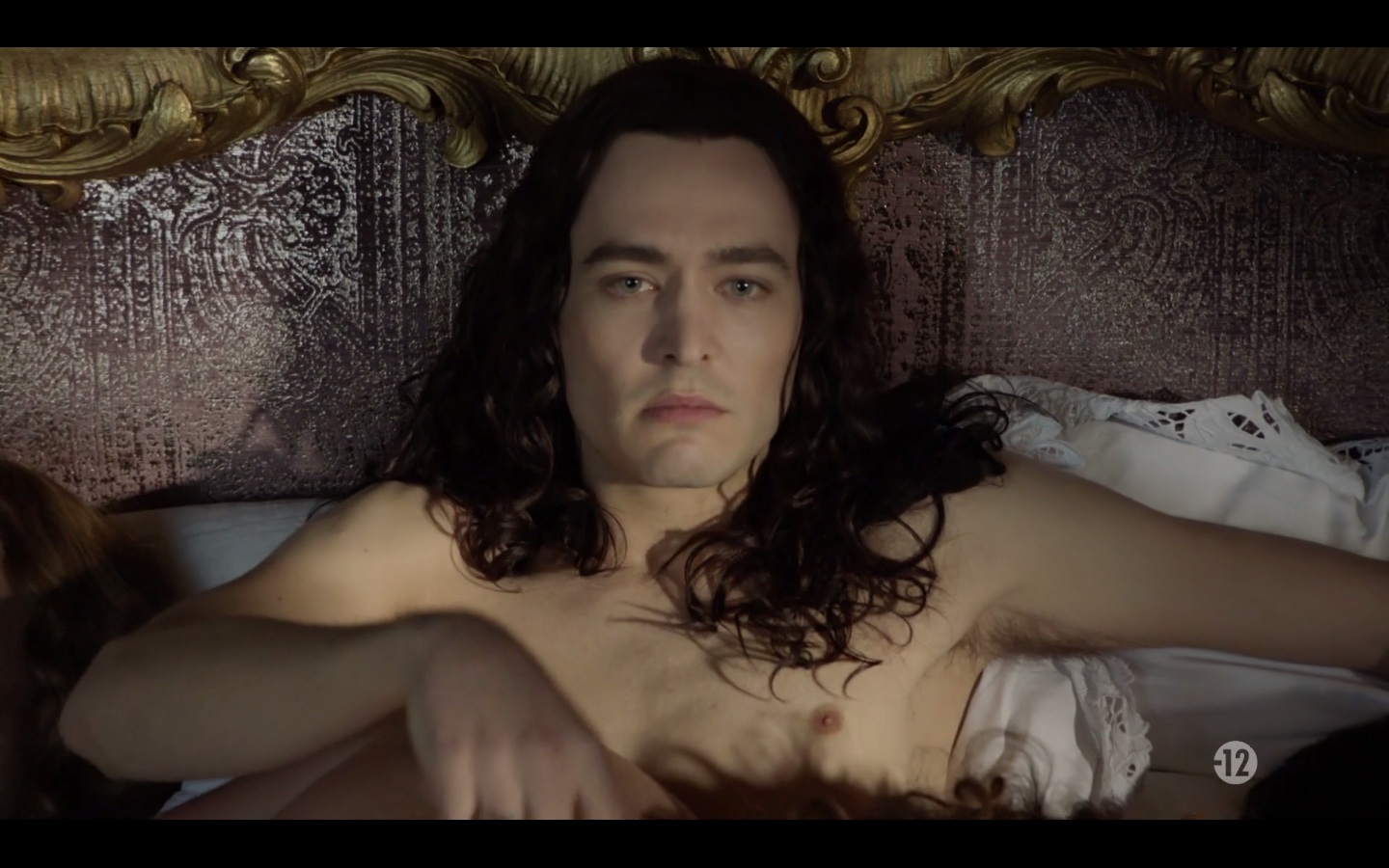 Versailles 2x01 - Alexander Vlahos, Naked Extras & George Blagden.