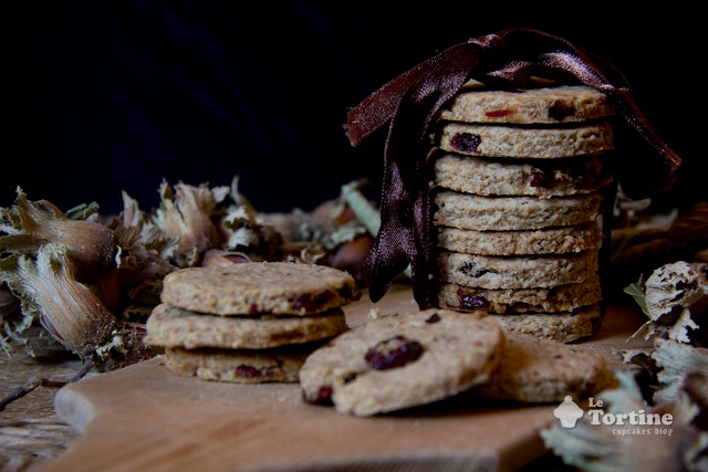 biscotti integrali ai fiocchi d'avena, nocciole e mirtilli rossi