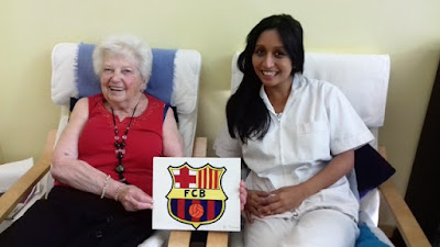 Irene i Marta amb l'escut del Barça
