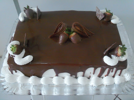 TORTA DE CHOCOLATE COM MORANGOS