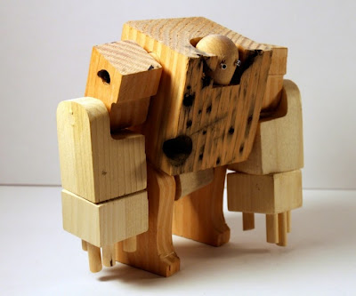 Robots hechos con madera reciclada