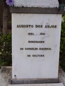 Lápide do túmulo de Augusto dos Anjos no Cemitério Nossa Senhora do Carmo, Leopoldina, MG