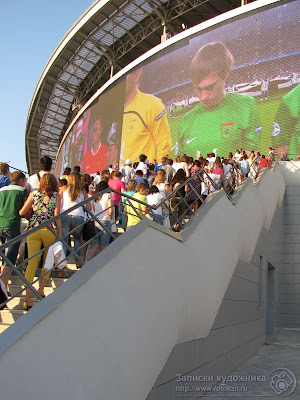 Лестница и световой экран стадиона Казань-арена