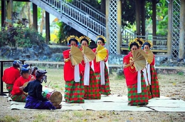 Tari Kipas Pakarena Tari Tradisional Sulawesi Selatan Cinta Indonesia