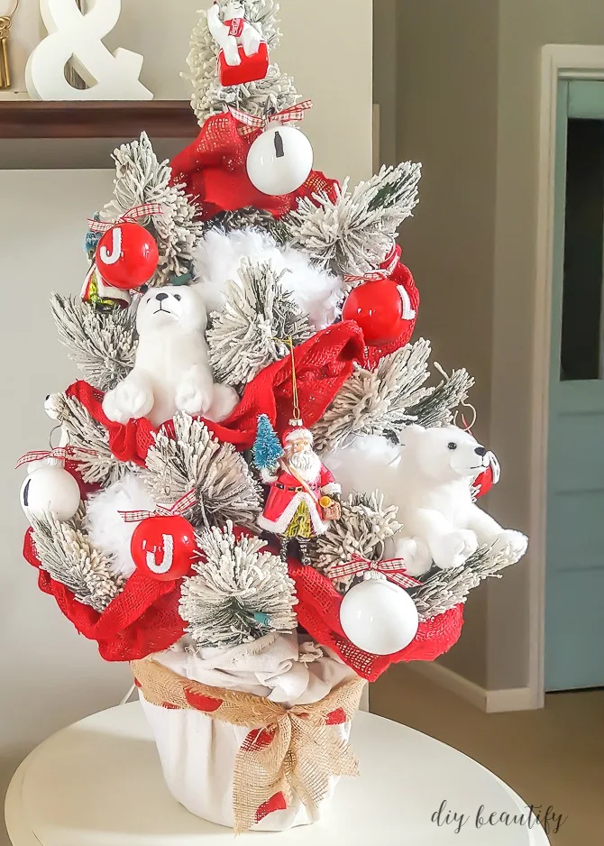 Decorating a themed Christmas tree can be done frugally! Find out more at diy beautify!