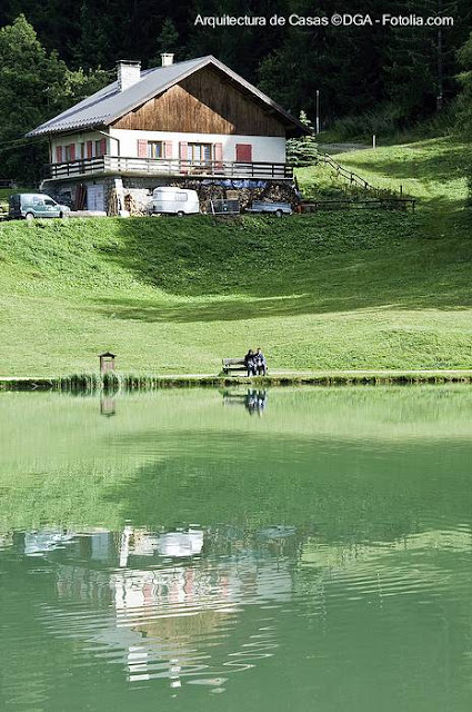 Casa rústica europea tipo chalet en una pendiente de montaña Chalet tradicional rústico tipo suizo