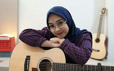 Regita Echa dan Gitarnya Regita Echa dan Gitarnya