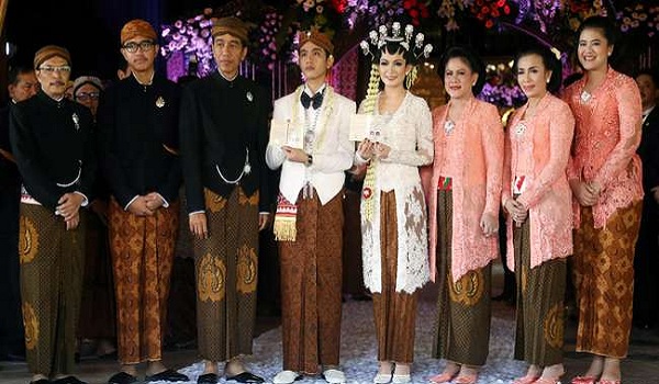 Foto Gibran-Selvi Pamer Buku Nikah Foto Gibran-Selvi Pamer Buku Nikah