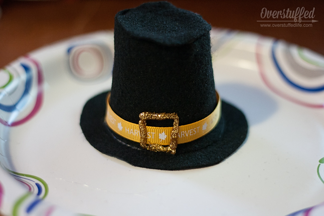 Easy Pilgrim Hat Place Cards for Thanksgiving Make cute pilgrim hats for Thanksgiving place cards. An easy Thanksgiving craft that the kids can help with, too.