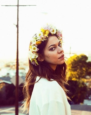 Las diademas y coronas de flores son modas que se popularizaron en los 60\u0027s.Es una moda muy hipster y chic.
