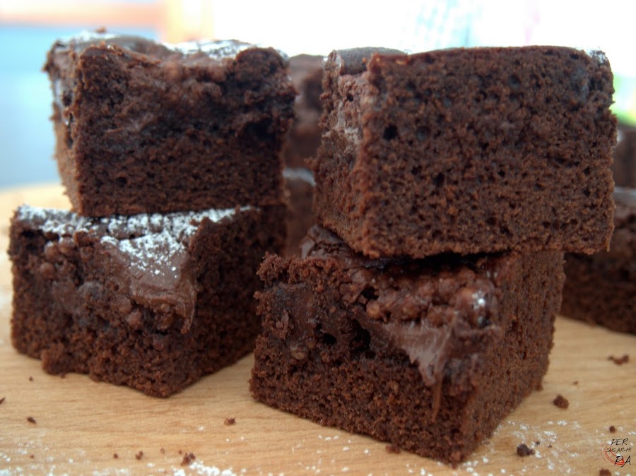 Brownie de turrón de chocolate, el de toda la vida, con arroz inflado. Un bizcocho con aires navideños.
