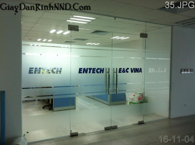 Kết hợp giữa cắt tên công ty với dán kính mờ cho cửa ra vào Kết hợp giữa cắt tên công ty với dán kính mờ cho cửa ra vào