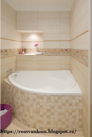 Современную ванную комнату в элегантном бежевом украшает освещенная ниша
